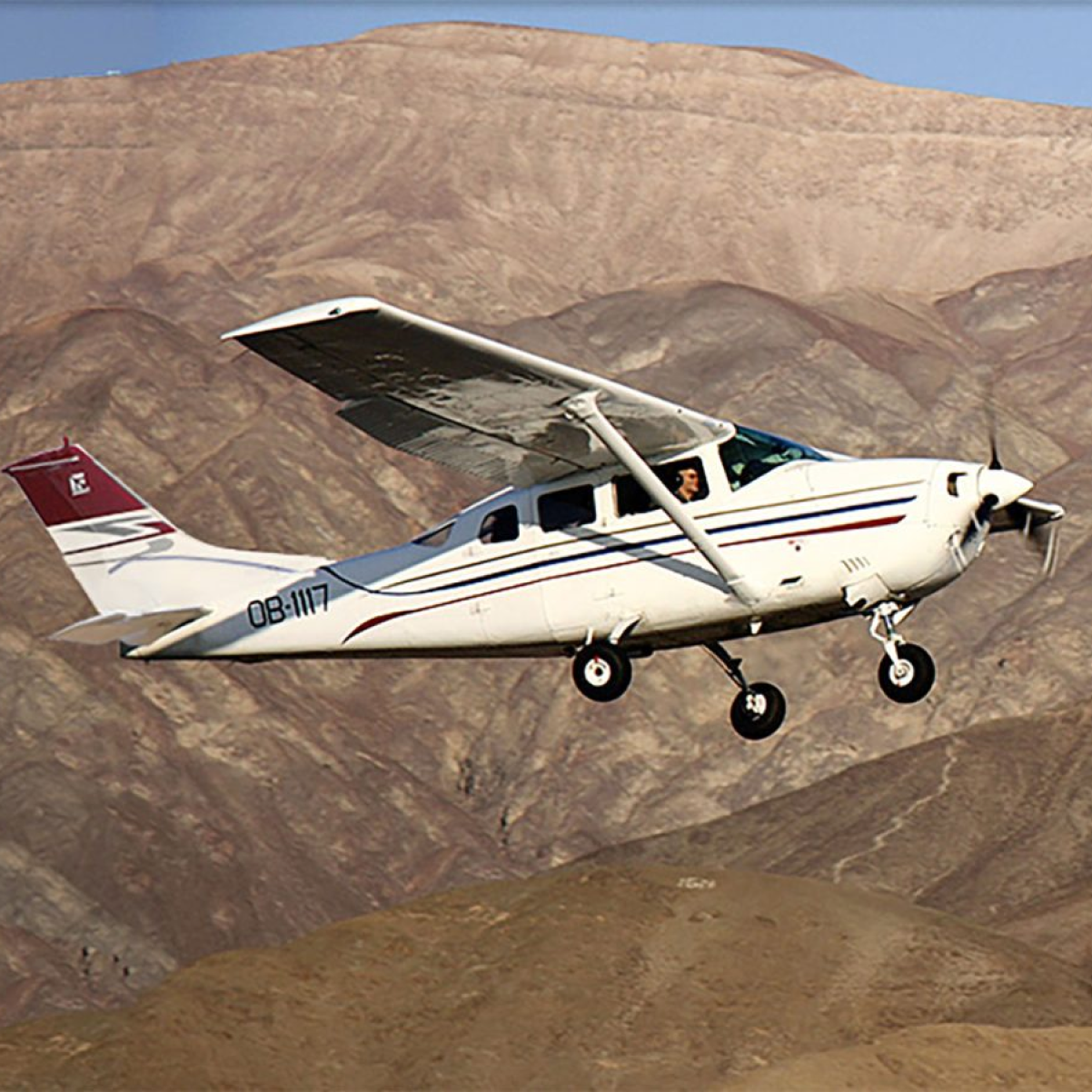 Una avioneta sobrevolando el desierto cerca de Nazca